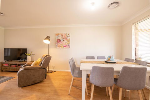 42 Rosemary Lane - Central Orange - Spacious Family Home - Quiet Lane - Accommodation Whitsundays 3