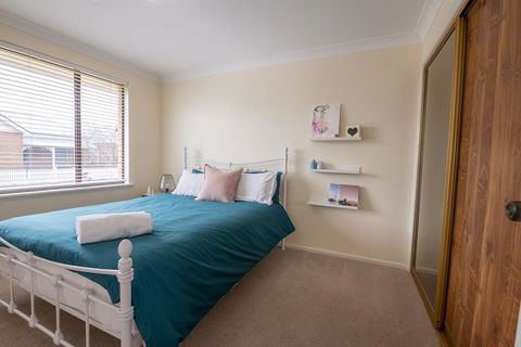 42 Rosemary Lane - Central Orange - Spacious Family Home - Quiet Lane - Accommodation Whitsundays 2