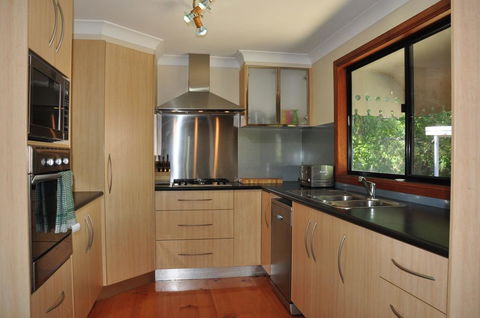 43 Double Island Drive - Two Level Holiday Home With Swimming Pool. Located Close To Beach And CBD - Accommodation Whitsundays 3
