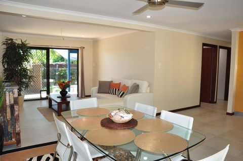 43 Double Island Drive - Two Level Holiday Home With Swimming Pool. Located Close To Beach And CBD - Accommodation Whitsundays 1