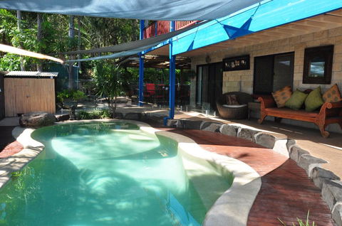 43 Double Island Drive - Two Level Holiday Home With Swimming Pool. Located Close To Beach And CBD - Accommodation Whitsundays 0