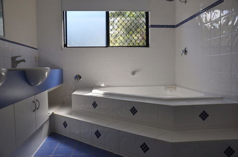 44 Cypress Avenue - Holiday Home In A Quiet Location, Close To Patrolled Beach And CBD - Accommodation Whitsundays 2