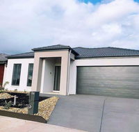 4Bed 2Bath Cozy Guesthouse in Tarneit - Accommodation Whitsundays