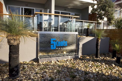 5 Knots Metung - Accommodation Whitsundays 0