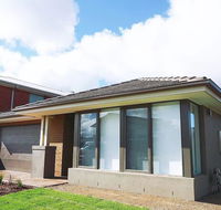 5Bed 2Bath Family House in Werribee - Accommodation Whitsundays