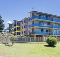 8 'The Helm' 22 Voyager Close - hear the waves from Shoal Bay Beach