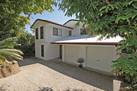8 Springfield Avenue - Pet Friendly, Linen Included - Accommodation Whitsundays 0