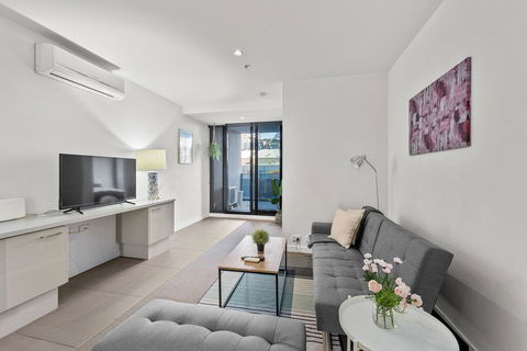 A Bright & Airy CBD Apt Next To Southern Cross - Accommodation Whitsundays 0