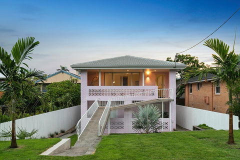 A PERFECT STAY - Sunset Beach - Surfside - Accommodation Whitsundays 1