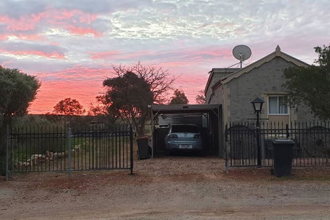 A Real Bush Retreat. Kangas, Emus & Starry Skies. - Accommodation Whitsundays 1