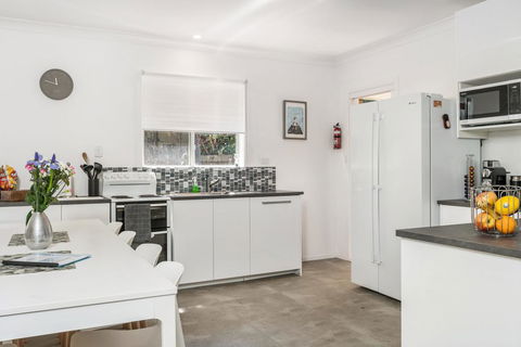 A SWEET ESCAPE - Carefree Beach Home - Accommodation Whitsundays 1