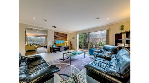A TOUCH OF CLASS - PET FRIENDLY (OUTSIDE ONLY) - Accommodation Whitsundays 1