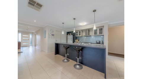 A TOUCH OF CLASS - PET FRIENDLY (OUTSIDE ONLY) - Accommodation Whitsundays 3