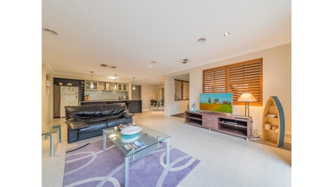 A TOUCH OF CLASS - PET FRIENDLY (OUTSIDE ONLY) - Accommodation Whitsundays 2