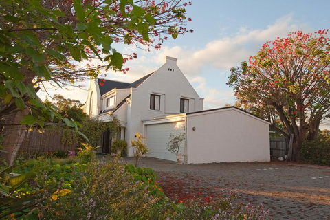 Aarn House B&B Airport Accommodation - Accommodation Whitsundays 2