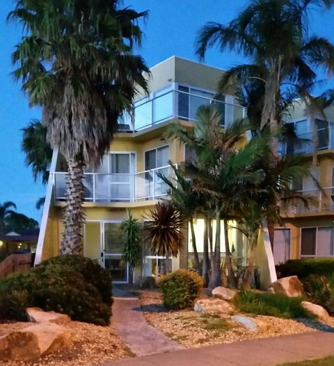 Abel Tasman On Esplanade - Accommodation Whitsundays 3