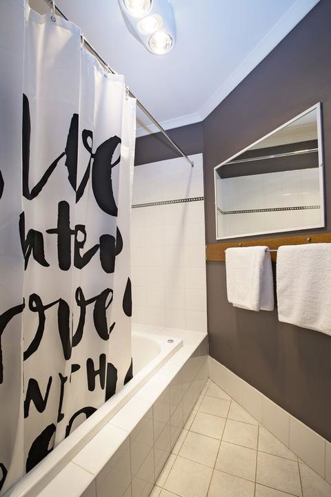Acacia 2 - Luxurious Holiday Townhouse - Accommodation Whitsundays 3