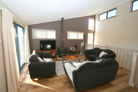 Acacia 5/2 Kirwan Close - Accommodation Whitsundays 0
