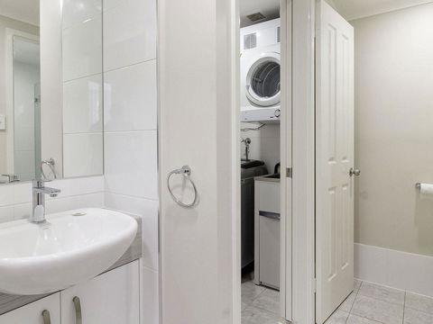 Across The Road From The Beach! - Accommodation Whitsundays 1