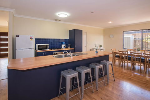Acrosstheway - Accommodation Whitsundays 1