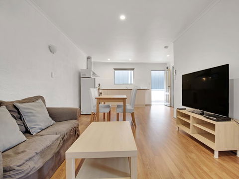 Adelaide Holiday Homes - Accommodation Whitsundays 2