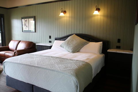Dusty Hill Vineyard - Moffatdale - Accommodation Whitsundays 2