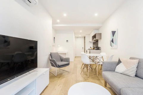 Executive Comfort Living Near La Trobe & RMIT Uni - Accommodation Whitsundays 0