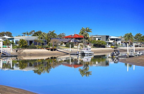 Fabulous Canal-front Unit In Mooloolaba - Accommodation Whitsundays 1