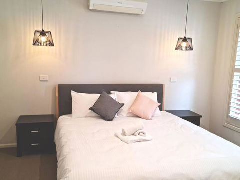 Generous 4 Bedroom Home Close To Park And Shops - Accommodation Whitsundays 0