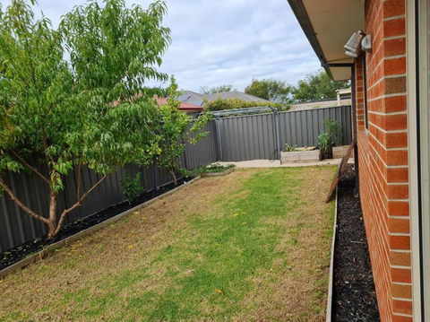 Generous 4 Bedroom Home Close To Park And Shops - Accommodation Whitsundays 1