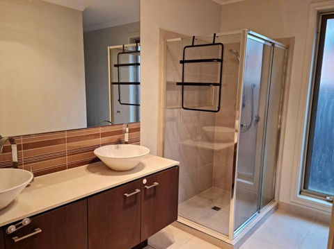 Generous 4 Bedroom Home Close To Park And Shops - Accommodation Whitsundays 2
