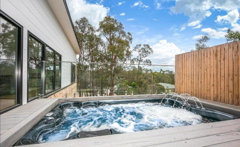 Glamour In Gisborne - With Spa! - Accommodation Whitsundays 0