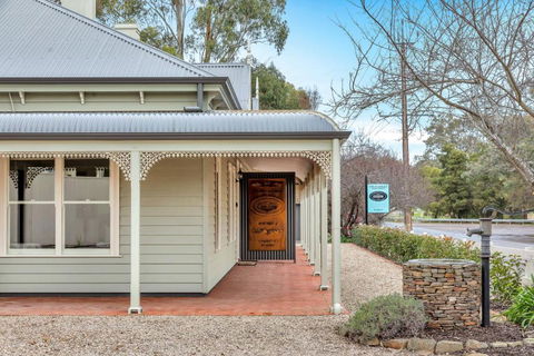 Grandview Accommodation - The Flaxley Apartments - Accommodation Whitsundays 1