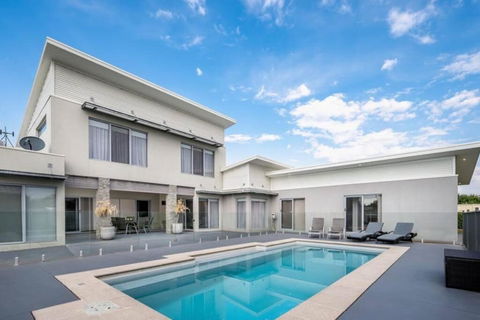 Hildeton Pool House - Accommodation Whitsundays 0