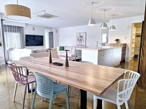 Hildeton Pool House - Accommodation Whitsundays 2