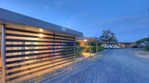Hilldrop Motor Inn - Accommodation Whitsundays 2