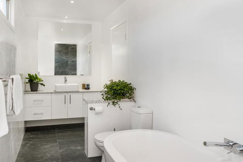 Aditi - Timber Vacation Home - Accommodation Whitsundays 0