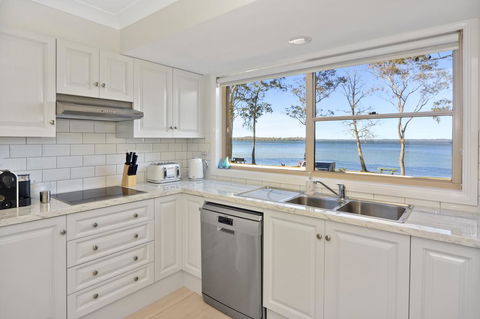 Adrift Retreat - St Georges Basin Waterfront Home - Accommodation Whitsundays 3