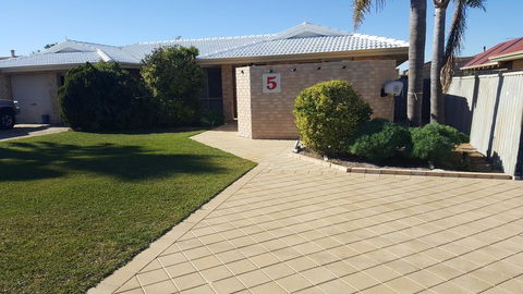 Alexander Drive B & B - Accommodation Whitsundays 2