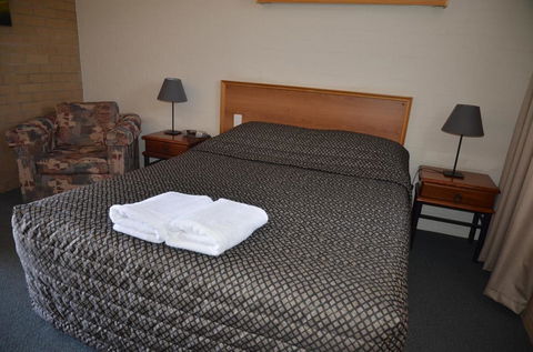 Alexander Motor Inn - Accommodation Whitsundays 1