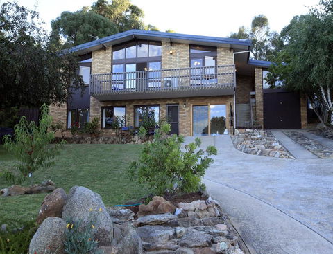 Alpine Apartment - Great Location With Views Of Lake Jindabyne - Accommodation Whitsundays 0