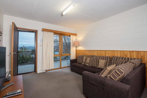 Alpine Apartment - Great Location With Views Of Lake Jindabyne - Accommodation Whitsundays 1