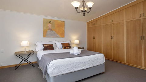 Alpine House - Views Over Lake Jindabyne And The Snowy Mountains - Accommodation Whitsundays 3