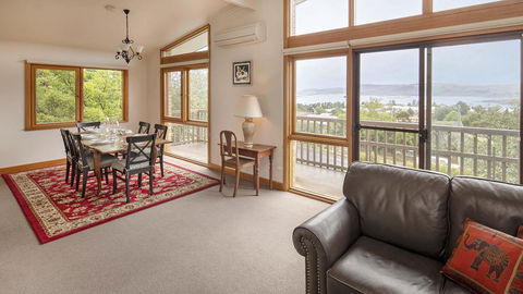 Alpine House - Views Over Lake Jindabyne And The Snowy Mountains - Accommodation Whitsundays 1