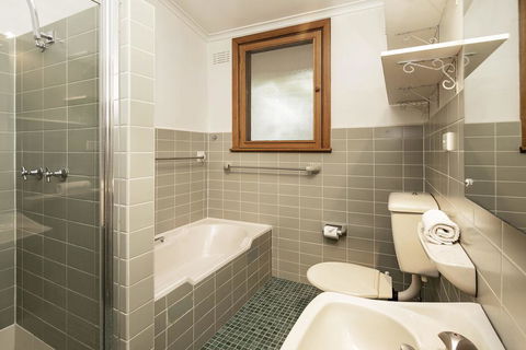 Alpine House - Views Over Lake Jindabyne And The Snowy Mountains - Accommodation Whitsundays 2