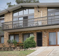 Alpine House - Views over Lake Jindabyne and the Snowy Mountains - Accommodation Whitsundays