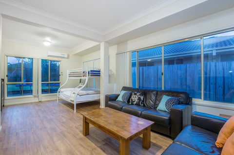 Anaheim Family Lodge By Getastay - Accommodation Whitsundays 1
