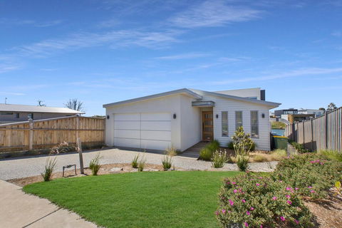 Anchored - Access To The Gippsland Lakes - Accommodation Whitsundays 3