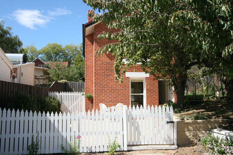 Annies Garden Cottage - Accommodation Whitsundays 0