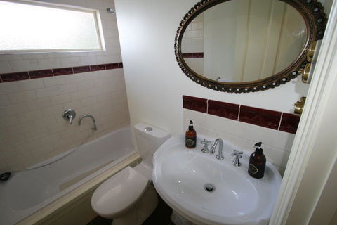 Annies Garden Cottage - Accommodation Whitsundays 3